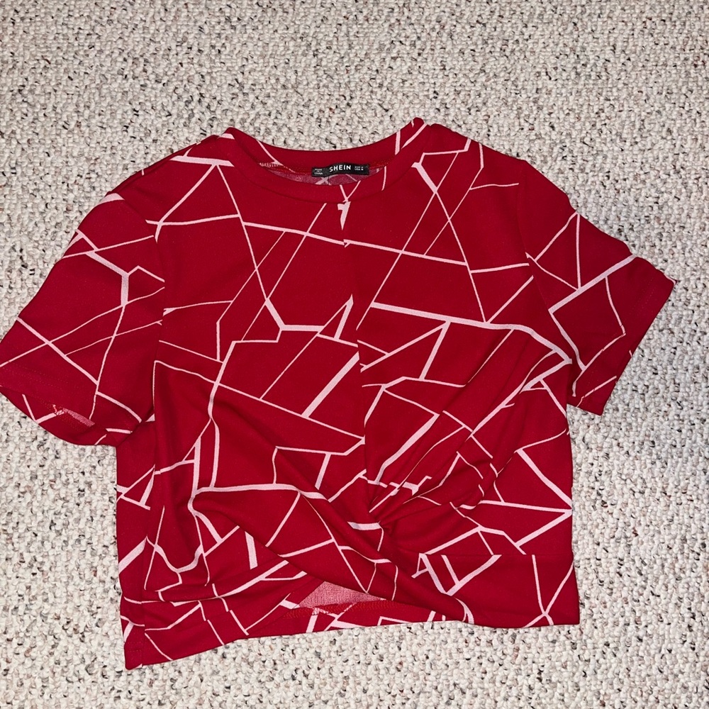womens short sleeve crop top with hidden tie. geometric print